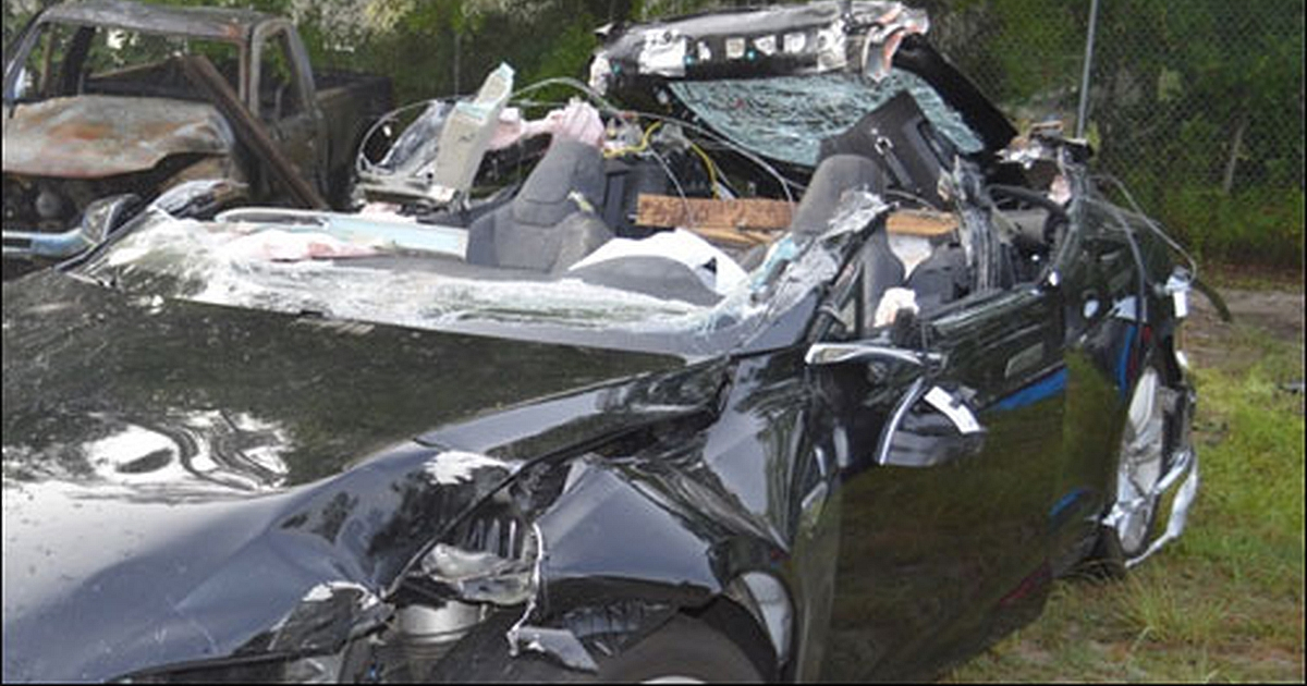  © Publican el reporte oficial y las primeras fotos, del accidente del auto Tesla que iba en piloto automático