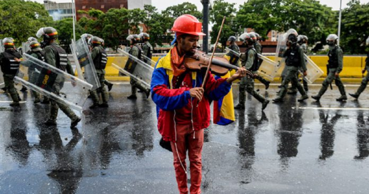 Willy toca su violín durante protestas en Venezuela © https://www.el-carabobeno.com