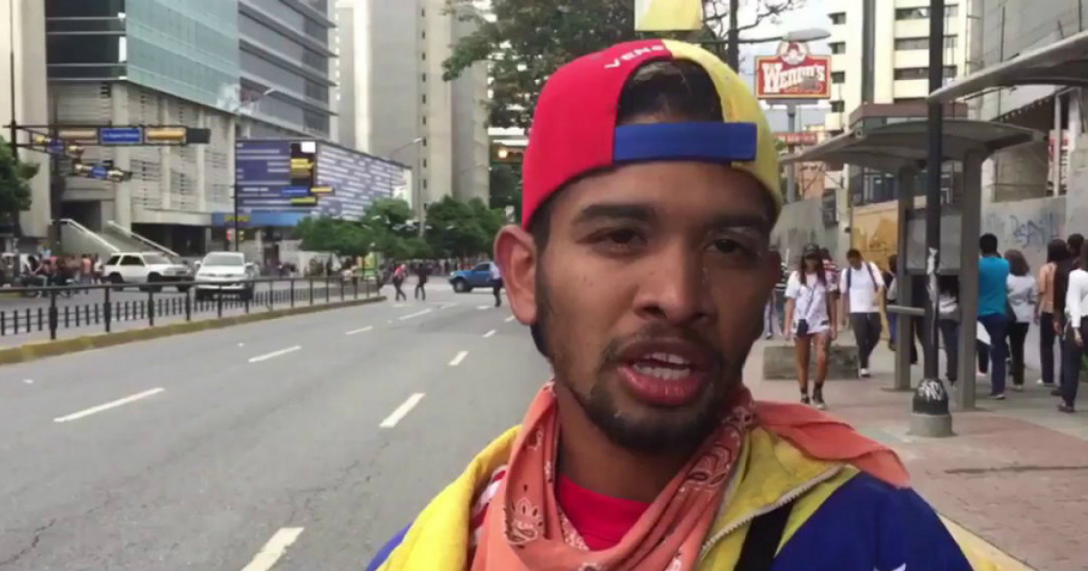 El joven violinista Wuilly Arteaga durante las protestas en Venezuela © Youtube / NTN24