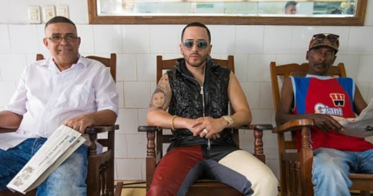 El cantante Yandel junto a dos ciudadanos cubanos © Instagram / Yandel