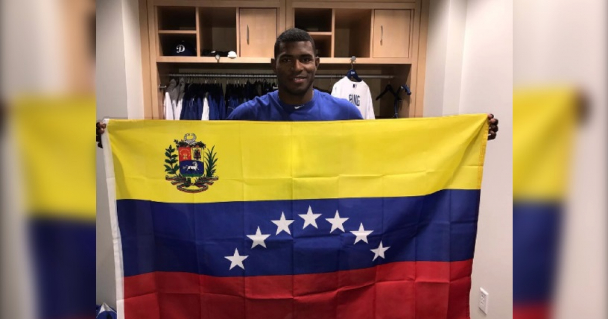 Yasiel Puig posando con la bandera de Venezuela © Instagram / Yasiel Puig