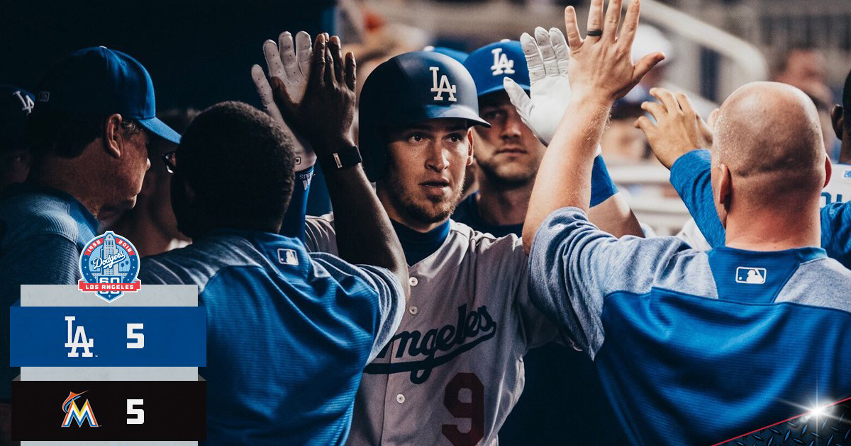Grandal despidió una Rawlings © Twitter/ LA Dodgers