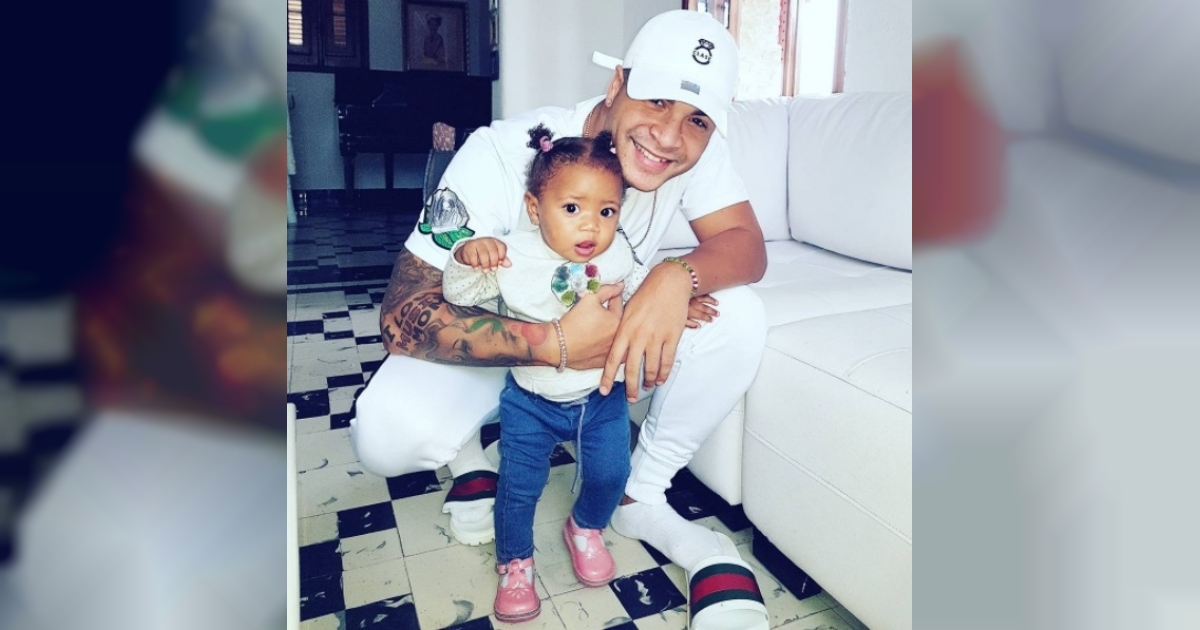 El reguetonero cubano Yomil junto a la pequeña Daniela © Instagram / Yomil