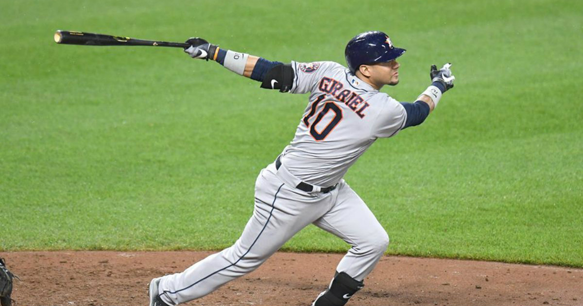 Yulieski Gurriel en plena acción durante un partido © Facebook / MLB Cuba