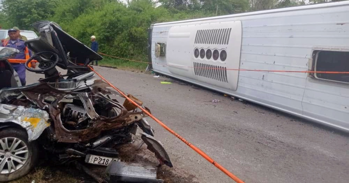 Accidente en Villa Clara deja un fallecido y 26 heridos al colisionar un Moskvitch y un ómnibus