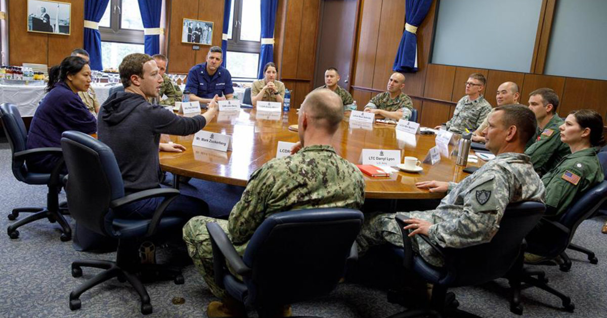 Mark Zuckerberg, en una reunión con militares, en una foto de archivo. © Mark Zuckerberg / Facebook.